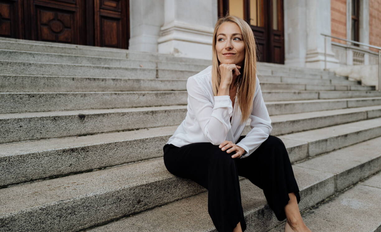 Coach Tanja Zimmermann Auf Treppe Sitzend